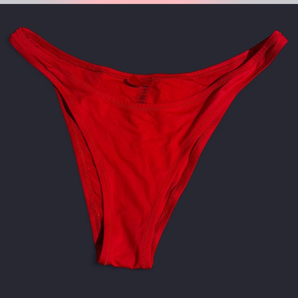 SKIMS SIGNATURE SWIM CHEEKY
TANGA BOTTOM